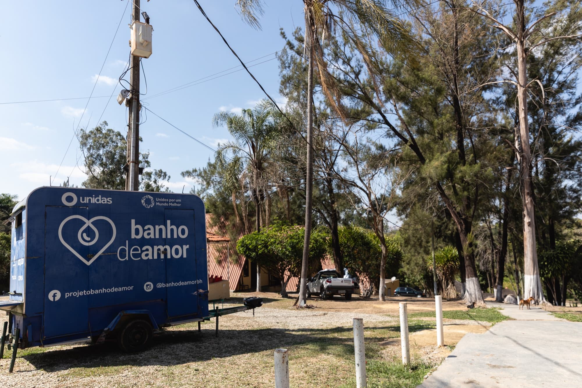 Trailer Banho de Amor parado na unidade