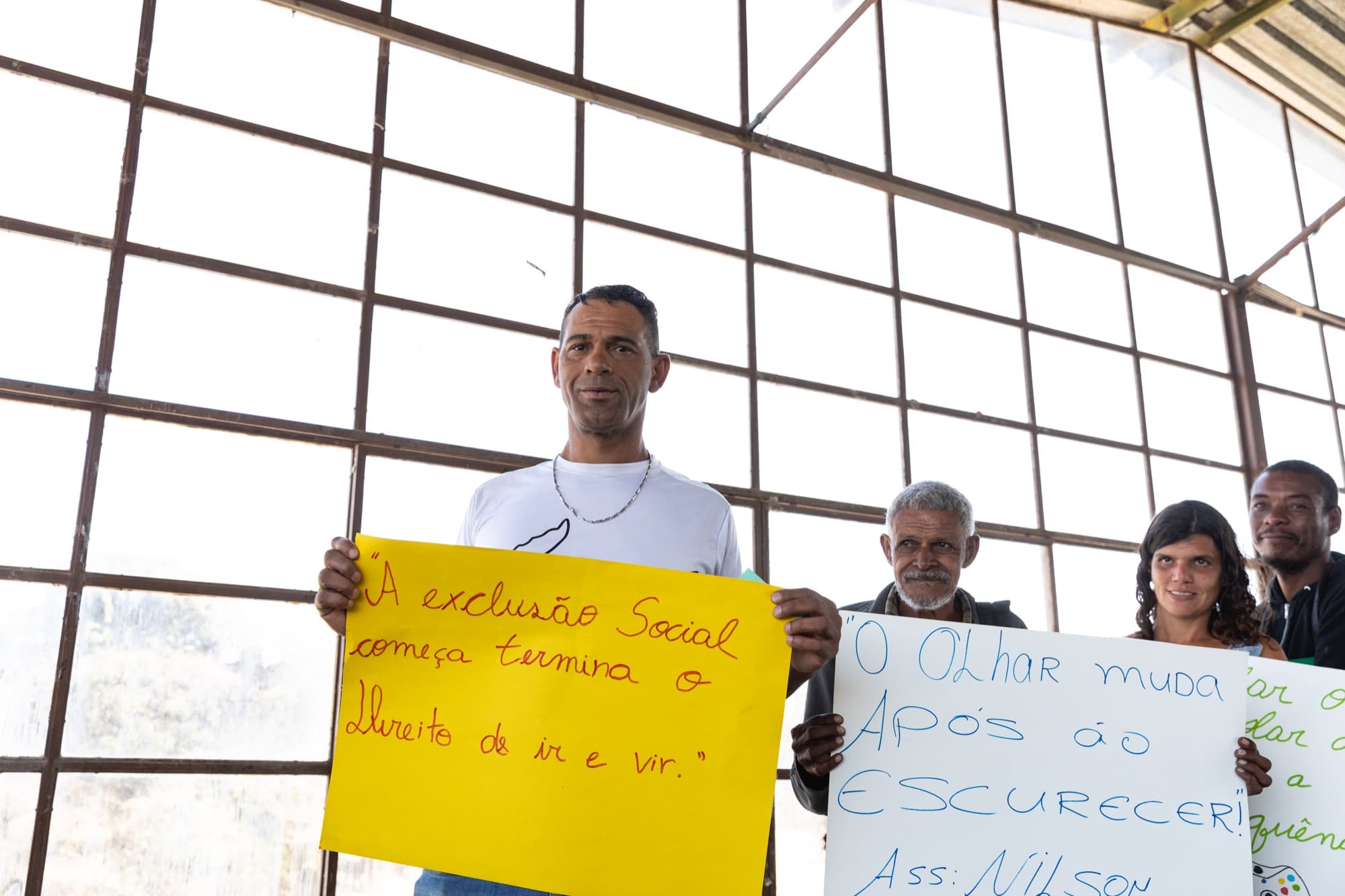 Acolhidos com cartazes da luta da população em situação de rua