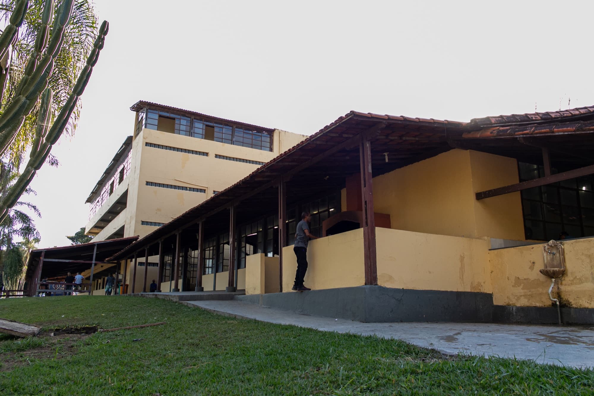 Fachada do prédio principal sob o céu azul