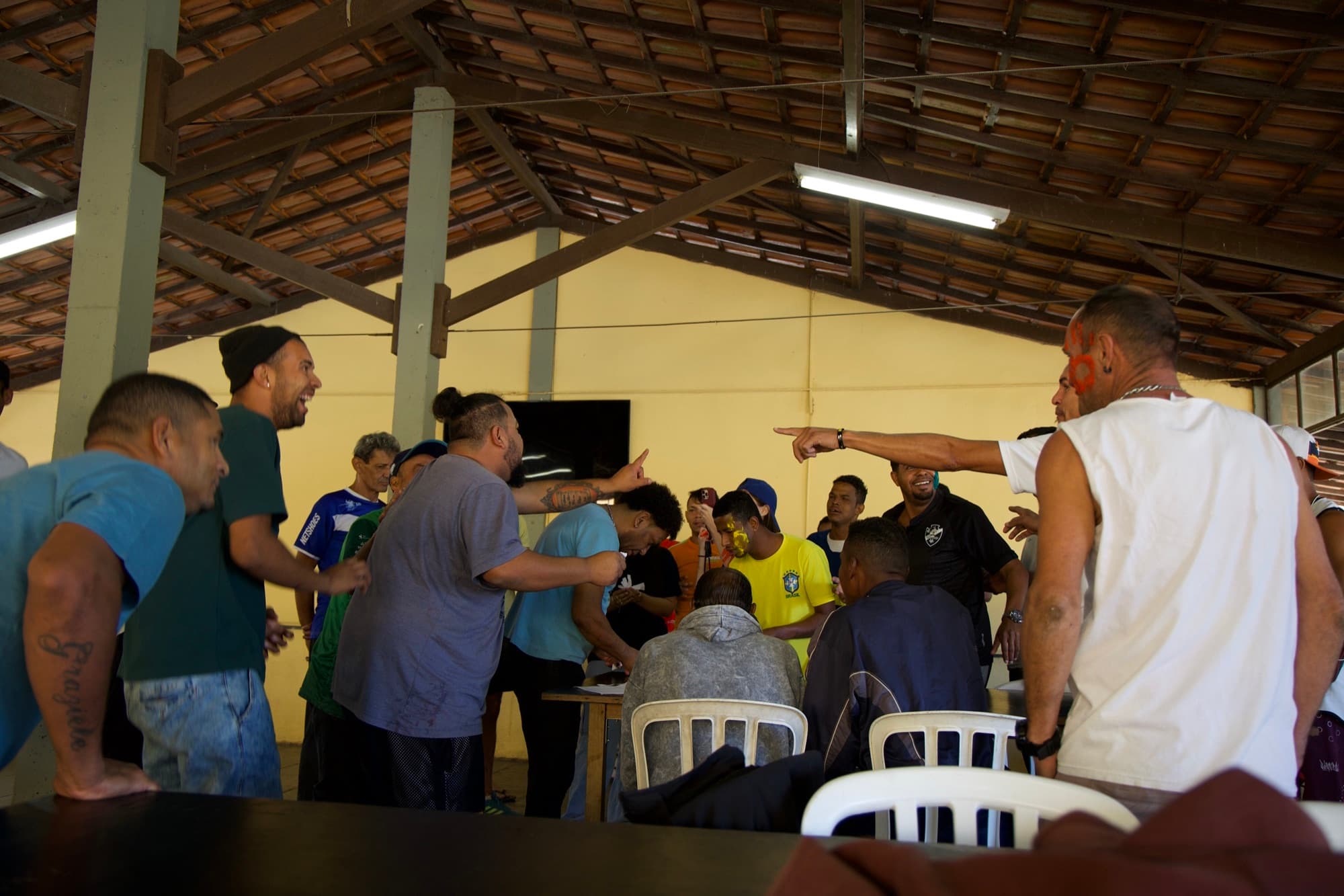 Grupo de acolhidos em dinâmica de roda