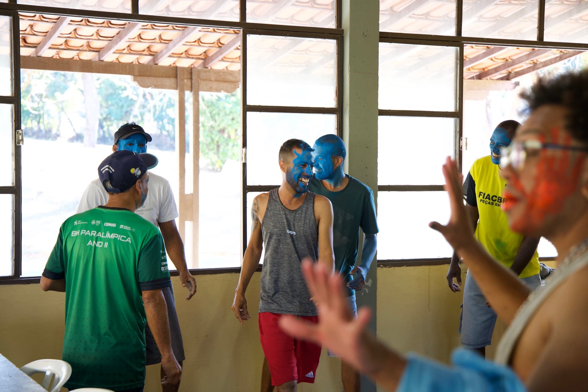 Grupo se pintando durante atividade lúdica