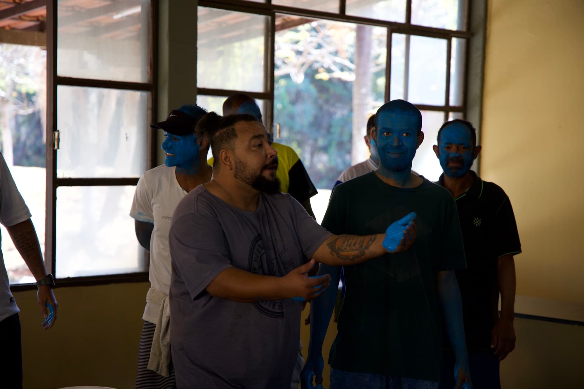 Acolhidos pintando uns aos outros