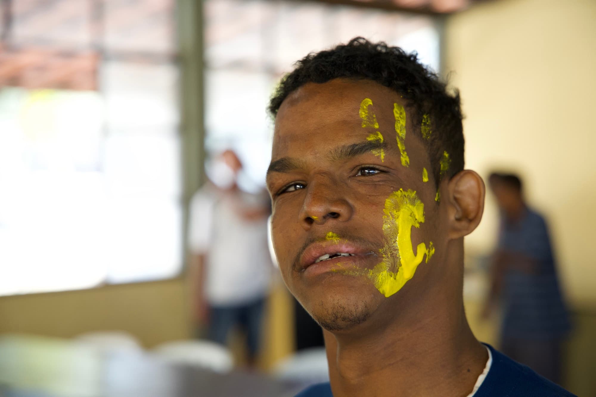 Acolhido com pintura amarela no rosto durante gincana