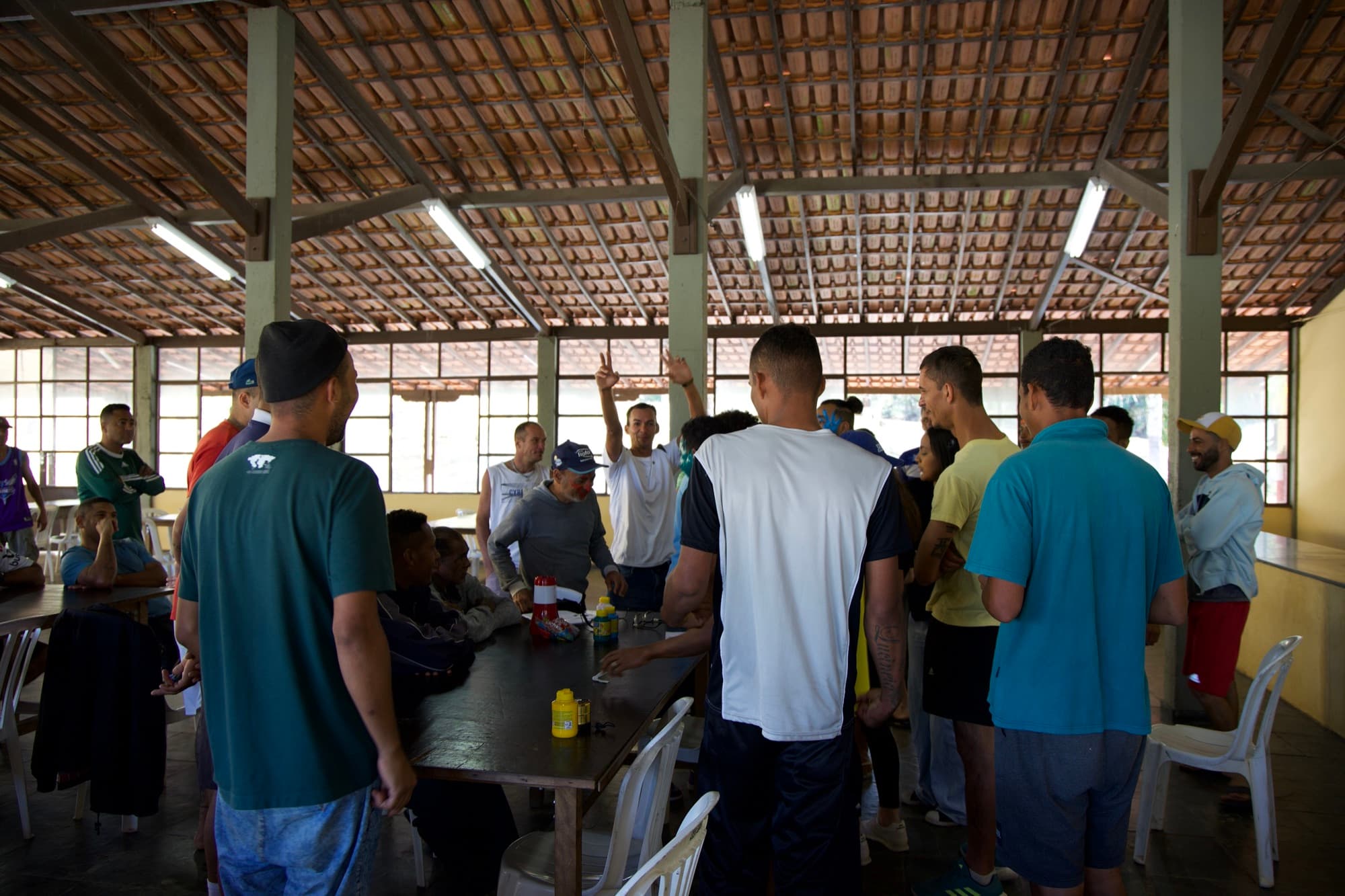 Refeitório cheio durante reunião comunitária