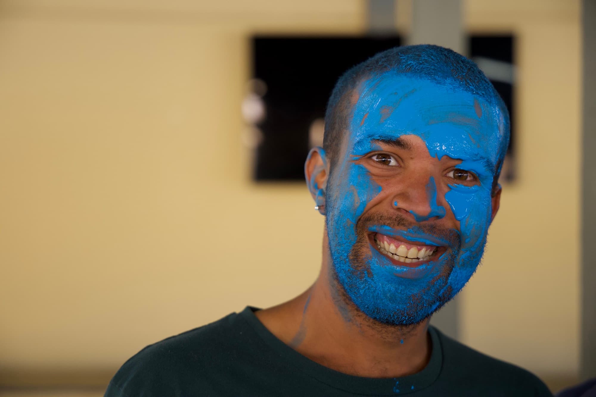 Acolhido sorrindo com rosto pintado de azul
