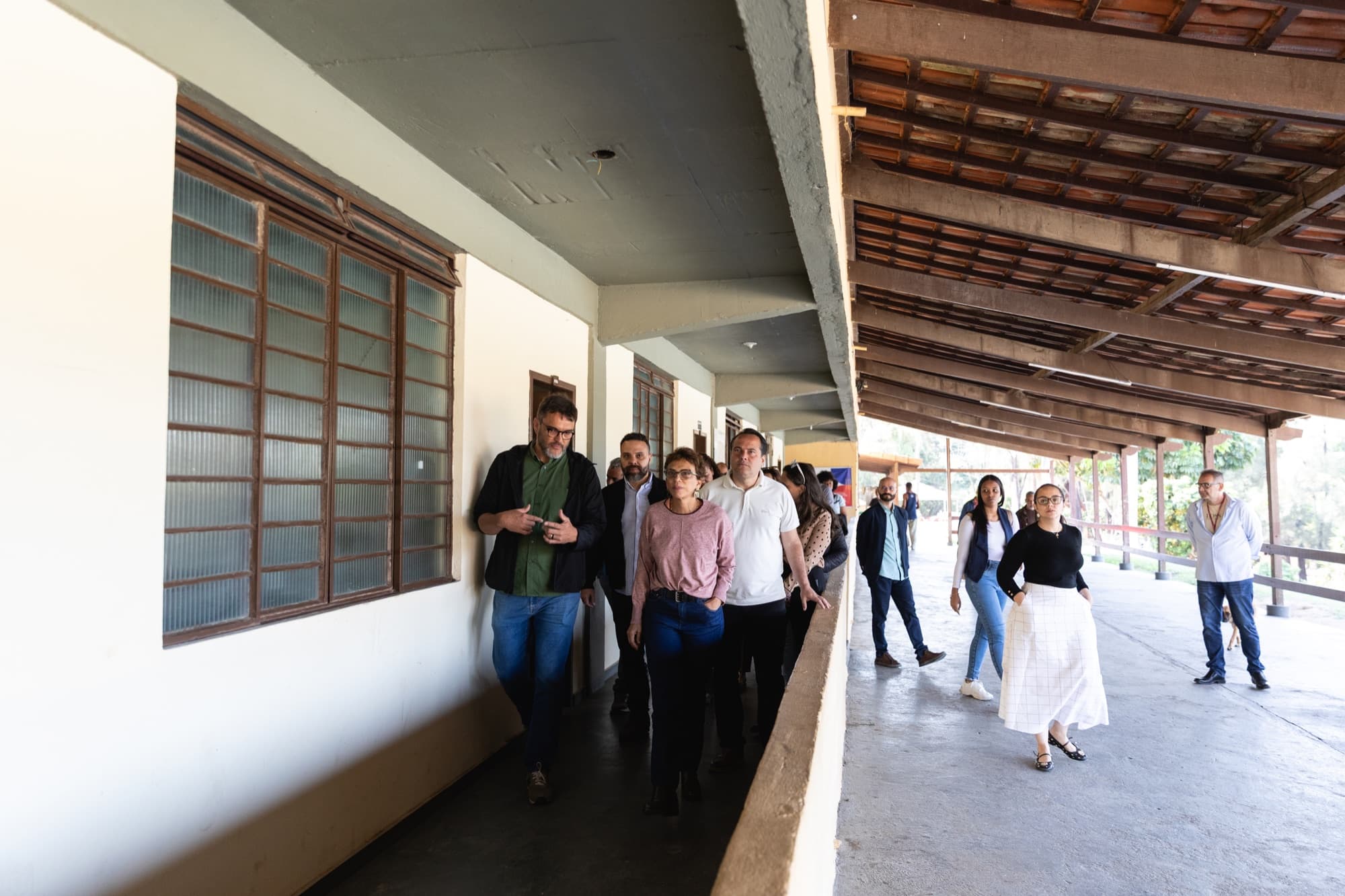 Equipe recebendo visitantes na unidade