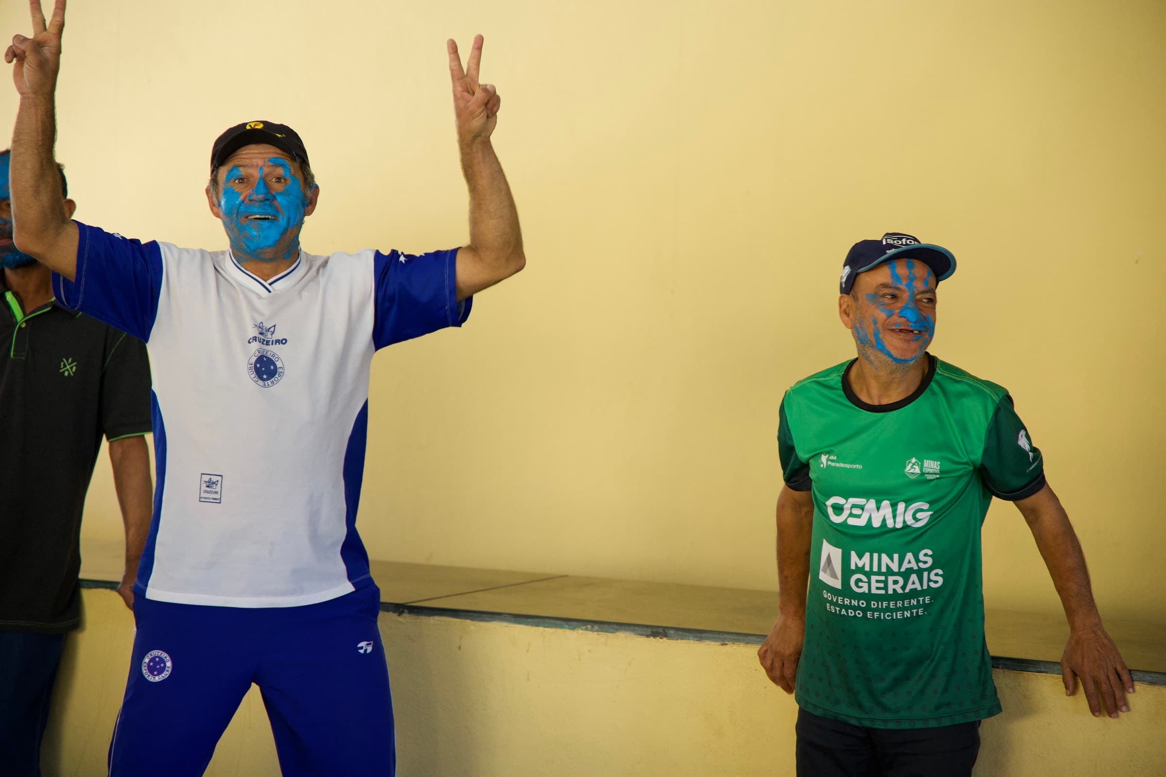 Acolhidos comemorando juntos com gestos de vitória
