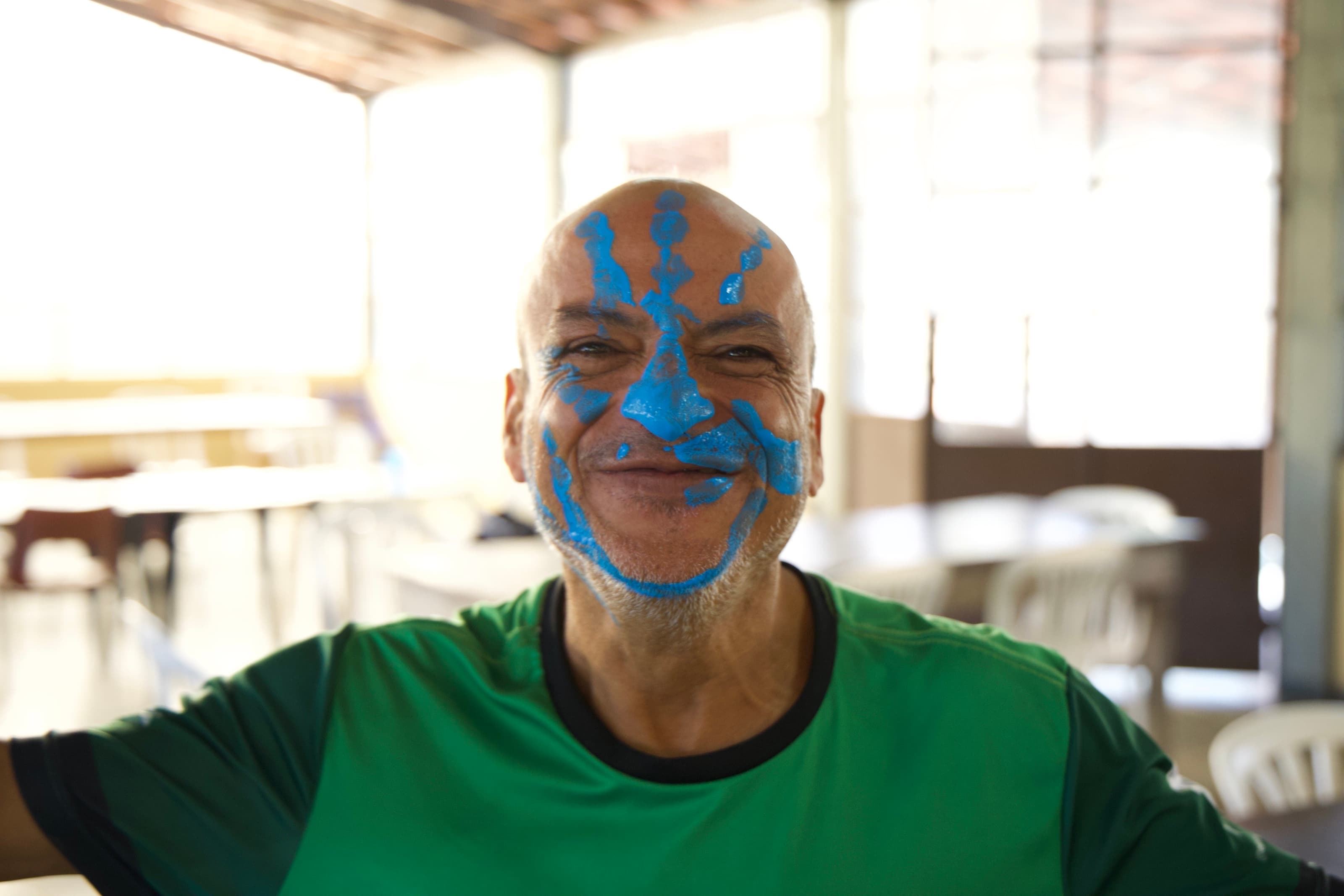 Acolhido sorrindo durante atividade da gincana interna do Ele Clama