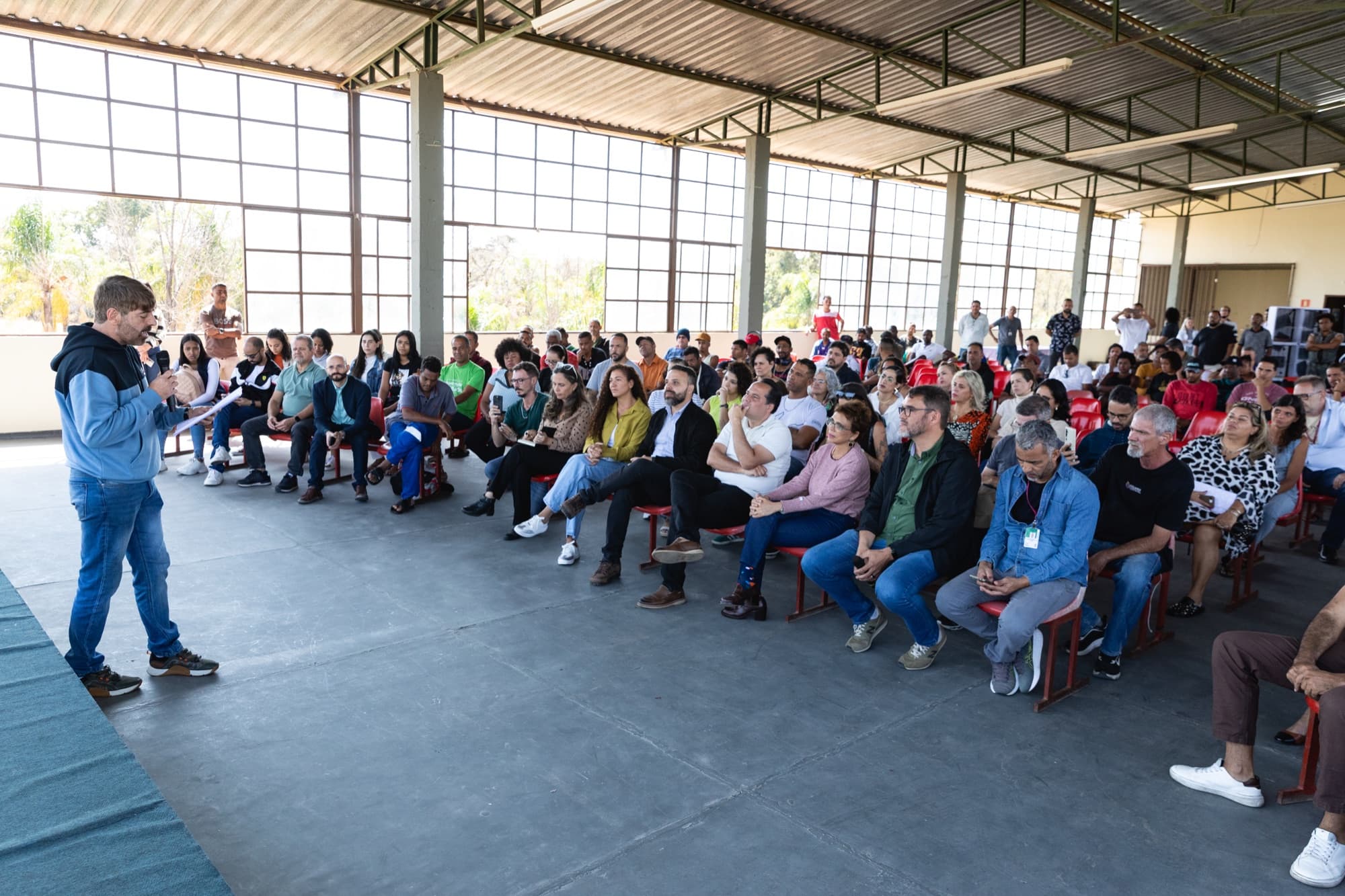 Auditório lotado durante palestra com a comunidade