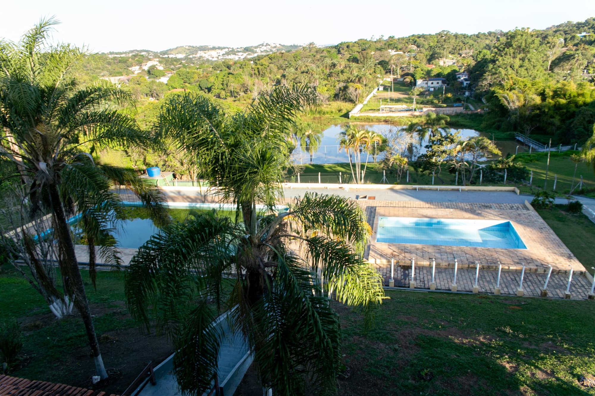 Piscina ampla com vista da serra