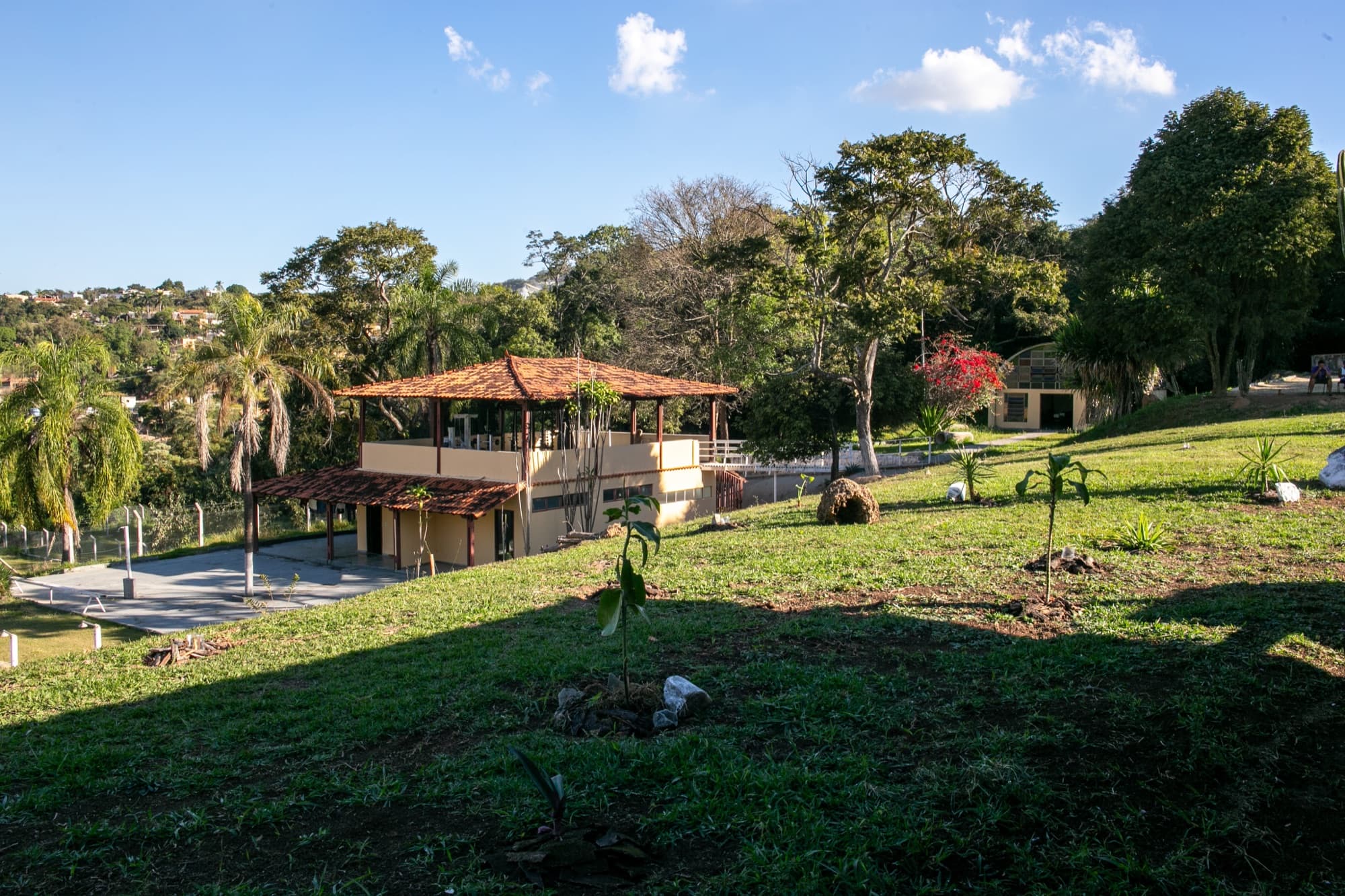 Vista do sítio com pavilhão central e área verde